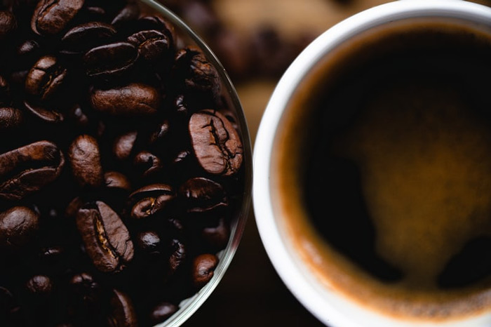 Hạt cà phê rang đậm có lượng caffeine ít hơn cà phê rang nhạt